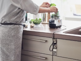 LIXIL公式のキッチンコンセントを使った調理家電の写真